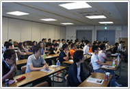 方針を真剣に聞いています。